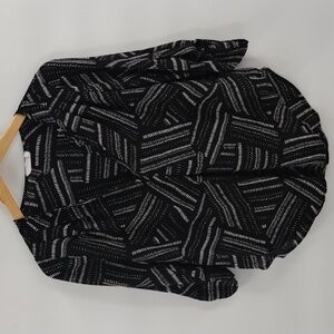 LUSH black and white.print blouse size XS v-neckline 3/4 sleeve flowy top
